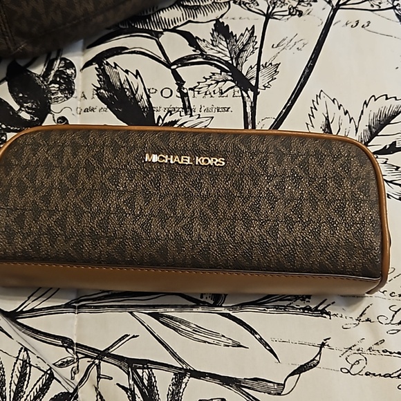 Michael Kors purse, wallet and makeup bag - Picture 4 of 9